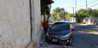 Se descompensó mientras conducía y causo grandes daños