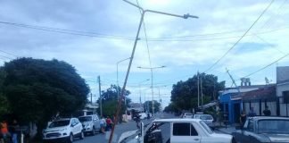 Chocó contro un poste de alumbrado publico