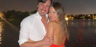 Manito en la cola, error de ortografía y burlas: el saludo navideño de Pampita y Moritán