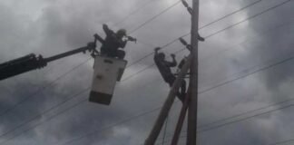 Corto una conexión ilegal y fue agredido
