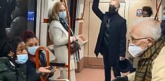 ”¡Cerda!, ¡racista!”: una mujer no tenía bien puesto el barbijo y se armó una fuertísima discusión en el subte