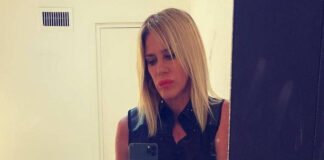 Con un vestido metalizado (ajustado), Marcela Baños posó de frente al espejo