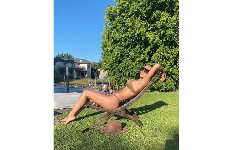 Desde la reposera y con una (diminuta) bikini, Floppy Tesouro le puso el cuerpo al sol