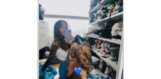 En top y pollerita, Cande Tinelli posó sentada en el piso y casi muestra demás
