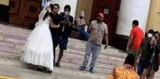 Se arrodilló frente a la iglesia para pedir que su ex no se case