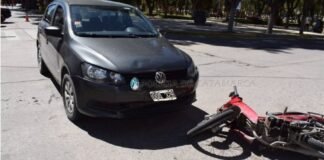 Motociclista herido tras ser embestido por auto