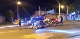 Delivery hospitalizado por un choque entre un auto y una moto en la Capital