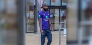 Un futbolista fue a entrenar con la camiseta del clásico rival porque no lo quieren vender