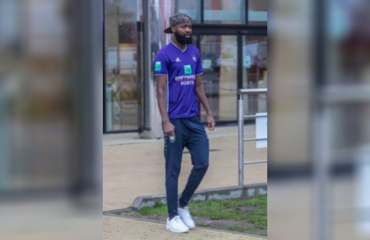 Un futbolista fue a entrenar con la camiseta del clásico rival porque no lo quieren vender