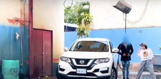 Video: rechazó que lavara su auto por su vestimenta pero cambió de opinión cuando la vio en bikini