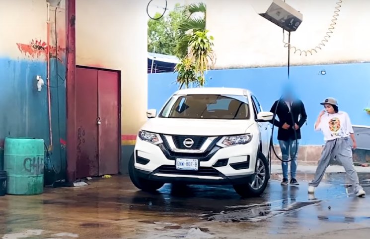 Video: rechazó que lavara su auto por su vestimenta pero cambió de opinión cuando la vio en bikini