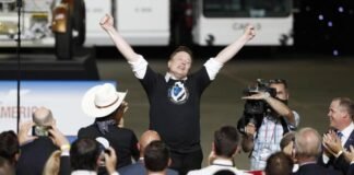Así es el coche sin palanca de cambios de Tesla: Model S ‘adivina’ la dirección deseada con inteligencia artificial