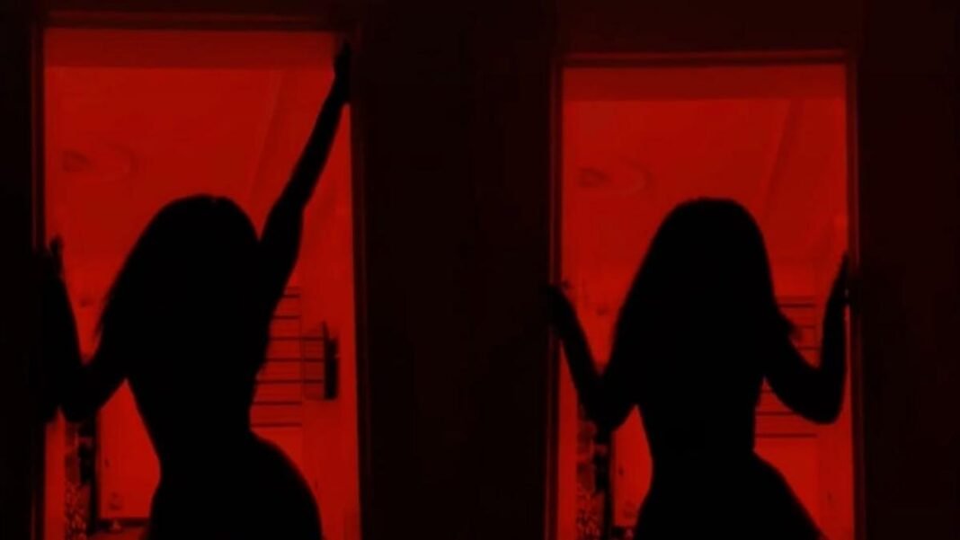 Cuidado con el #SilhouetteChallenge de TikTok: han descubierto cómo quitar el filtro y ver la imagen al desnudo real