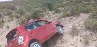 Una mujer perdió el control del auto, impactó contra la montaña y terminó volcando