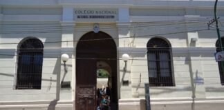 La escuela no está en condiciones, pero los convocaron para trabajar