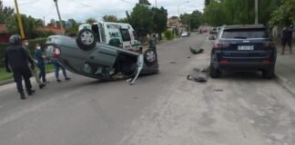 Una joven sufrió lesiones tras volcar su auto en la Avenida 34