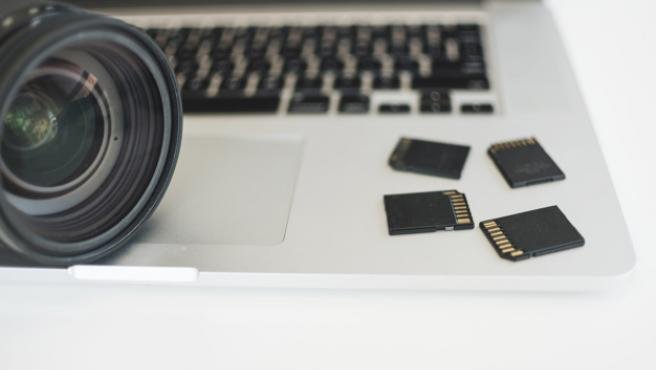 Apostar por el Samsung Galaxy S21 en Amazon tiene premio: incluye los auriculares Buds Live de regalo