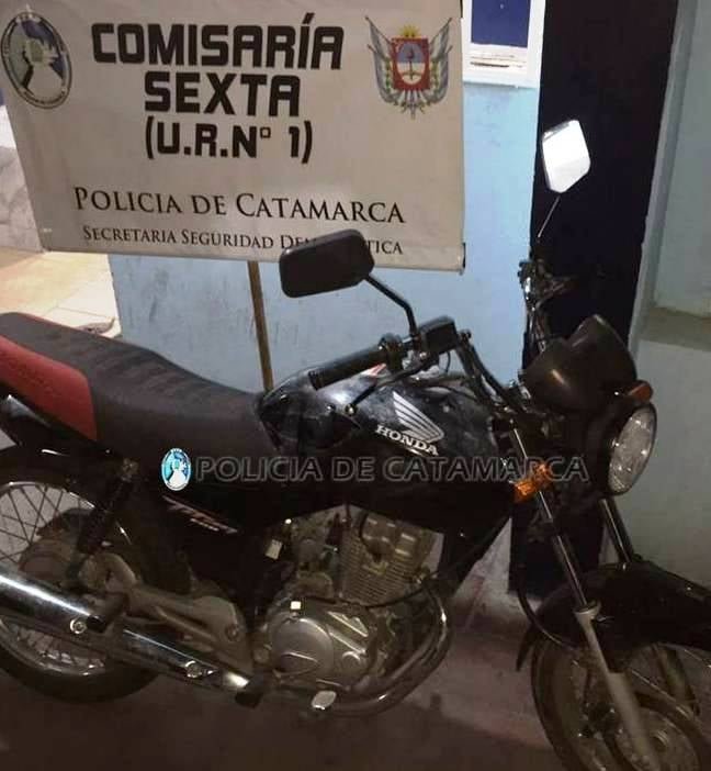 APREHENDEN A UN JOVEN Y SECUESTRAN UNA MOTOCICLETA EN LA CAPITAL