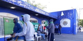 CESANTEADOS DE RECREO SE ENCADENARON FRENTE A LA MUNICIPALIDAD