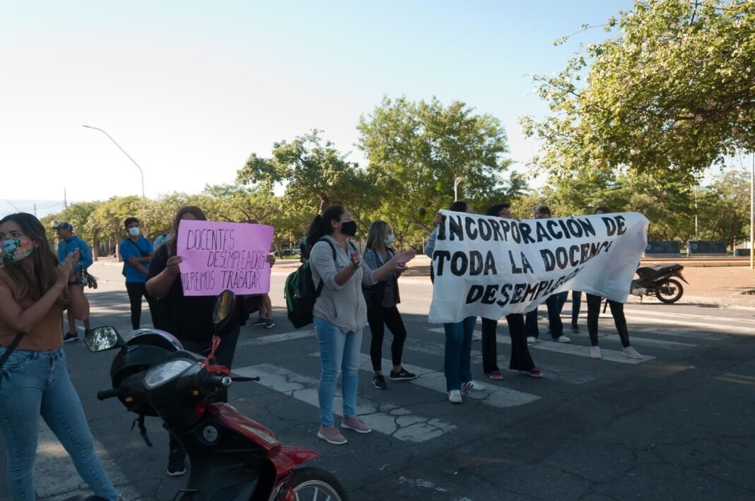 Docentes desocupados se manifestaron frente al CAPE por trabajo