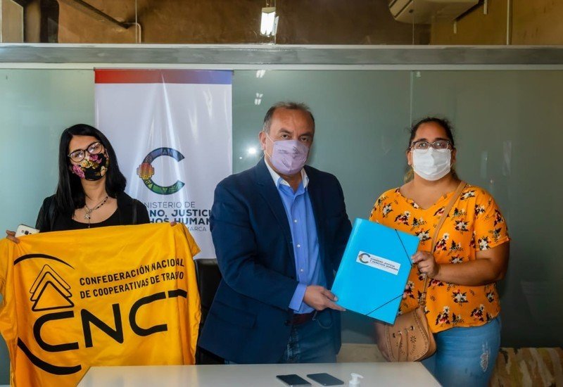 El ministro Moreno entregó matrículas y más de 500 mil pesos en ayudas económicas a cooperativas