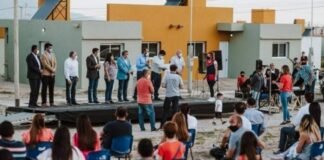 Entregaron 100 viviendas para solteros y familias en Valle Chico