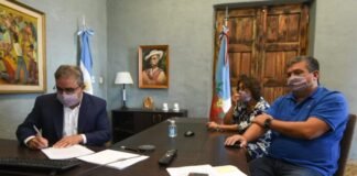 Raúl Jalil y Lucia Corpacci firmaron convenio para dos puentes en Santa María