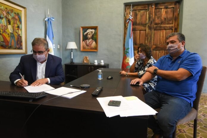 Raúl Jalil y Lucia Corpacci firmaron convenio para dos puentes en Santa María