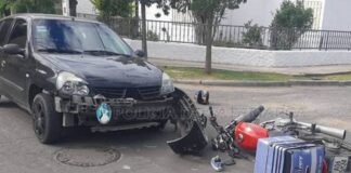 Motociclista lesionado al colisionar con un automóvil