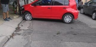 Dos jóvenes lesionados tras chocar el auto contra un árbol