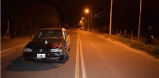 Joven motociclista chocó con un auto y murió en el hospital
