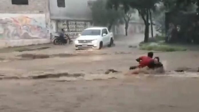 Un Fuerte Temporal Azotó A Sectores De La Capital Y Provocó Las Inundaciones Más Graves En La 7733