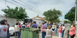Corte y reclamo de vecinos del Barrio La Tablada piden la presencia del Concejal, funcionarios municipales