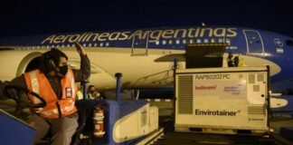 Llegó desde China el primero de los tres aviones que traerán un millón de vacunas