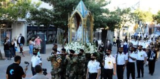 Miles de fieles vivieron desde sus casas la procesión de la Virgen