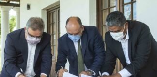 Raúl Jalil firmó convenio para concretar la nueva terminal belicha y entregó aportes económicos a municipios
