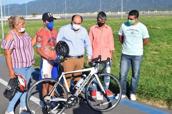 Sebastián Coronel ya tiene su propia bicicleta para competir
