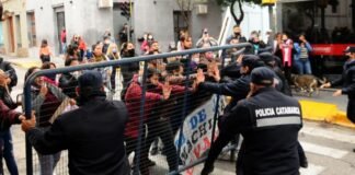 Desorden y descontrol a la salida del acusado de la Cámara Penal