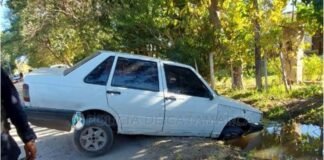 Perdio el control: atropelló a peatones y cayó al canal