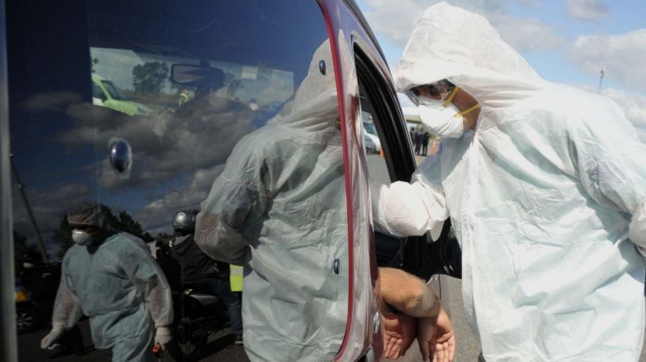 Advierten que las personas que viajaron por turismo no podrán volver hasta que termine el confinamiento