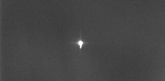 Los astrónomos captan una impactante imagen del cohete chino fuera de control