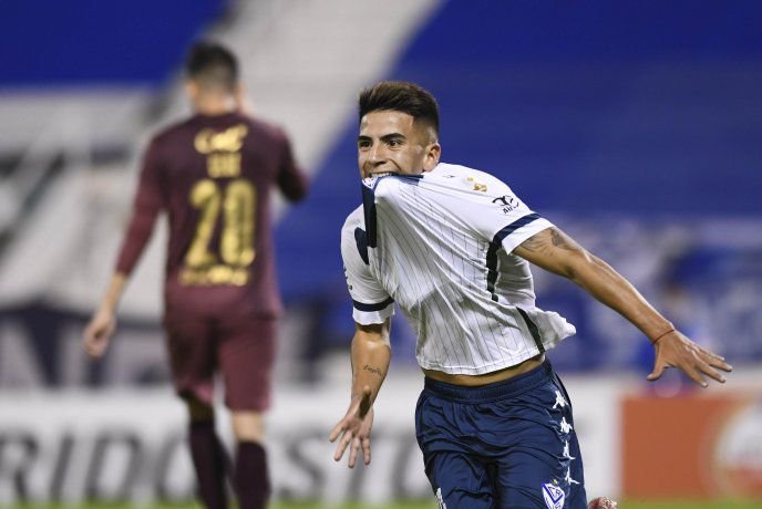 Vélez derrotó a Liga y encamina su clasificación