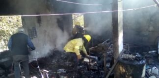 Daños totales al incendiarse una casa y un taller mecánico