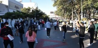 El gobierno cedió ante la presión de comerciantes e independientes y se les permite trabajar