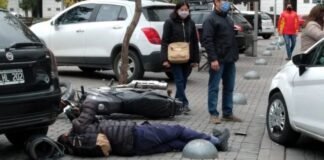 Motociclista lesionado tras accidentarse frente a la plaza
