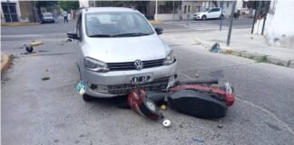 Motociclista lesionado al chocar con un auto