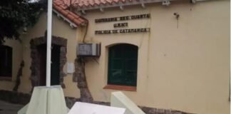 Fingió convulsiones y atacó a mordiscos a dos policías e intentó sacarle el arma en el calabozo