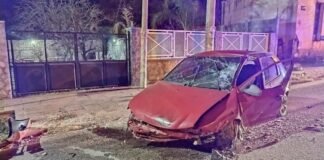 Automovilista impactó contra la rampa de una vivienda
