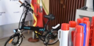 Gustavo Saadi entregó una bici eléctrica 0km al vendedor que perdió sus herramientas de trabajo en un accidente