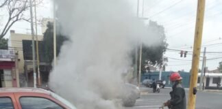 Susto: se incendió un auto en plena Avenida Pte. Castillo